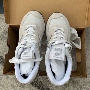 NEVER WORN New Balance 575 Women’s 9